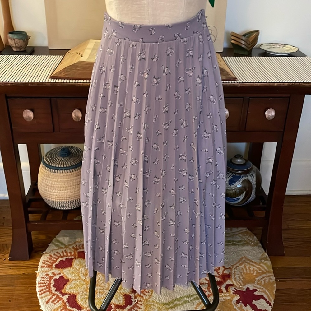 NWT - Express Lavender Pleated skirt with small delicate flowers XS